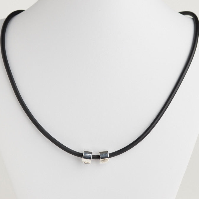 Sporty necklace with clips